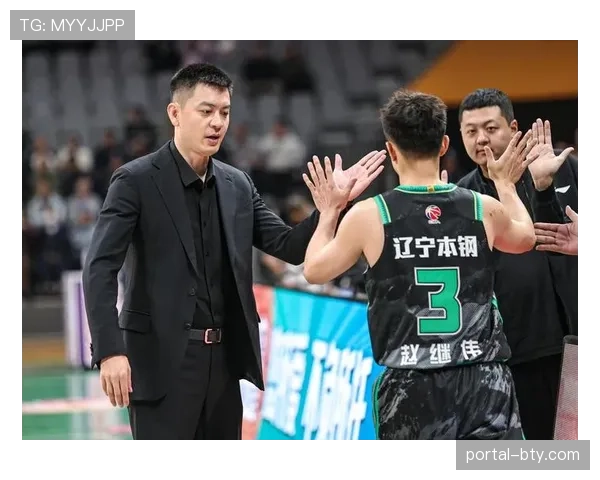 杜锋面对争议漏判选择冷静 与杨鸣激烈抗议形成鲜明对比